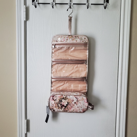 Tahari Winter Rose Travel Kit - Picture 2 of 9